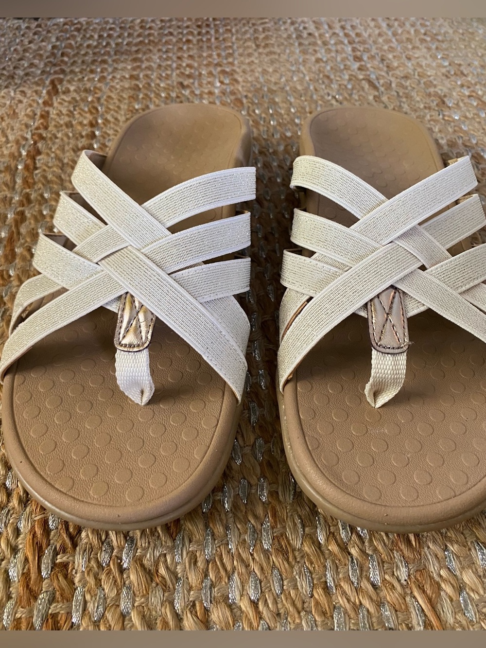 NWOT Vionic Tia Champagne Metallic Woven Stretch Gore Thong Sandals Size 7 Comfy